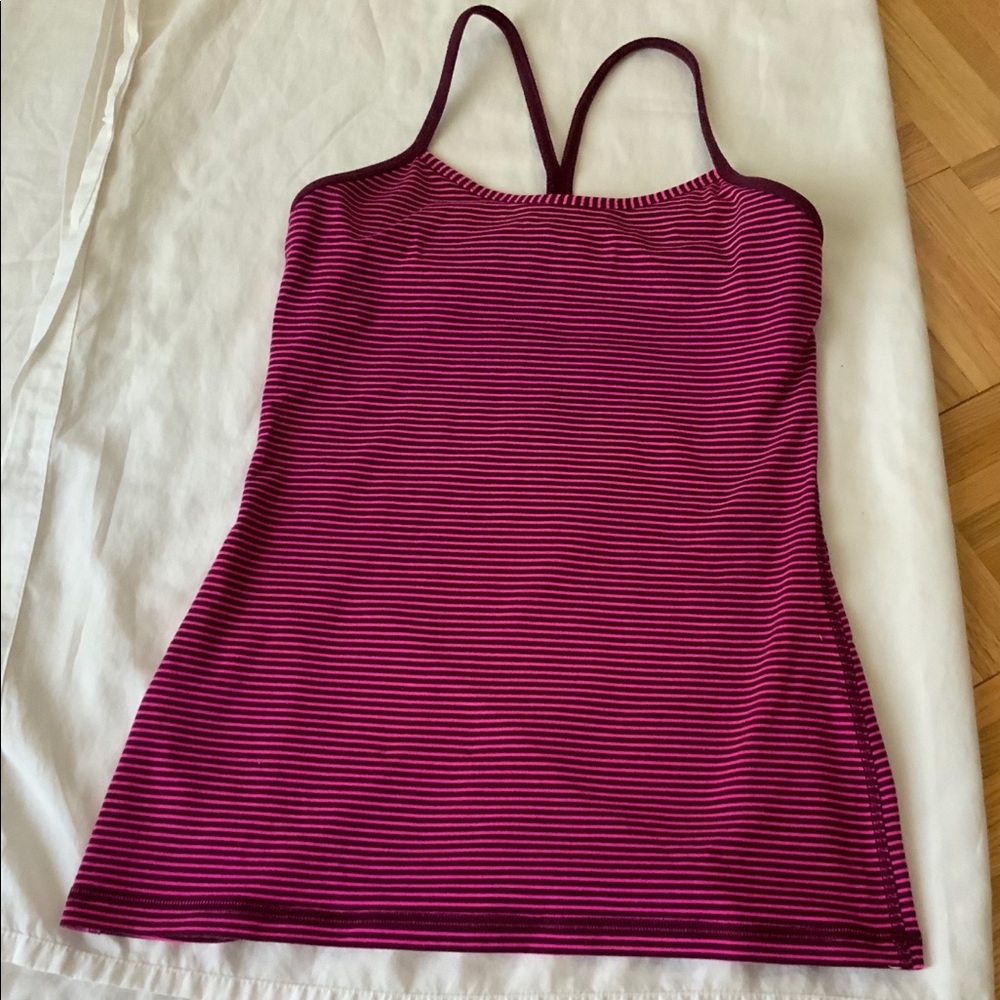 LuLulemon power Y tank with built in shelf bra.